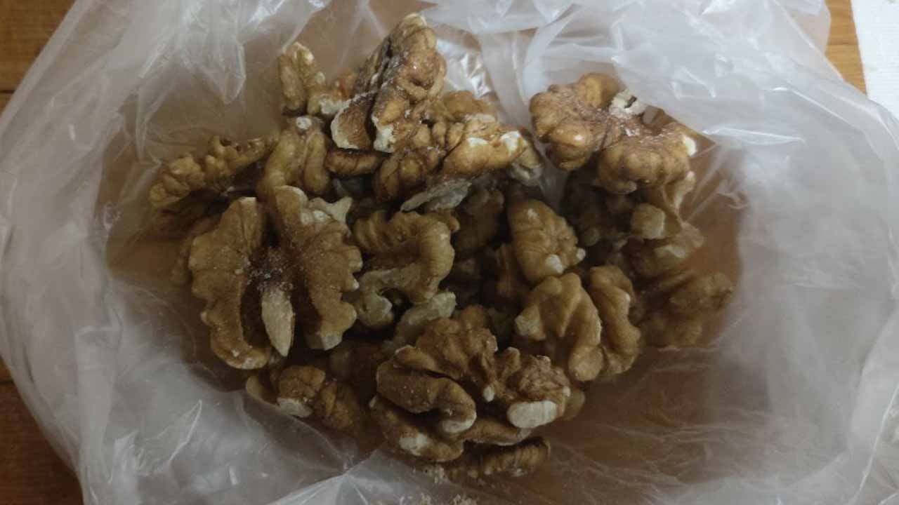 Царапины на мебеле исчезнут за секунды: просто натрите все дефекты грецким орехом