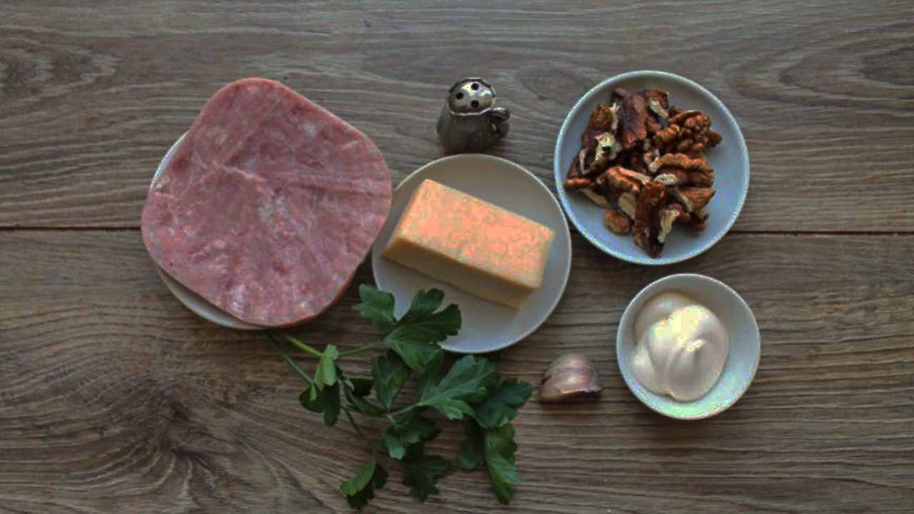 Рулетики из ветчины с сыром и грецкими орехами: идеальная закуска за 20 минут