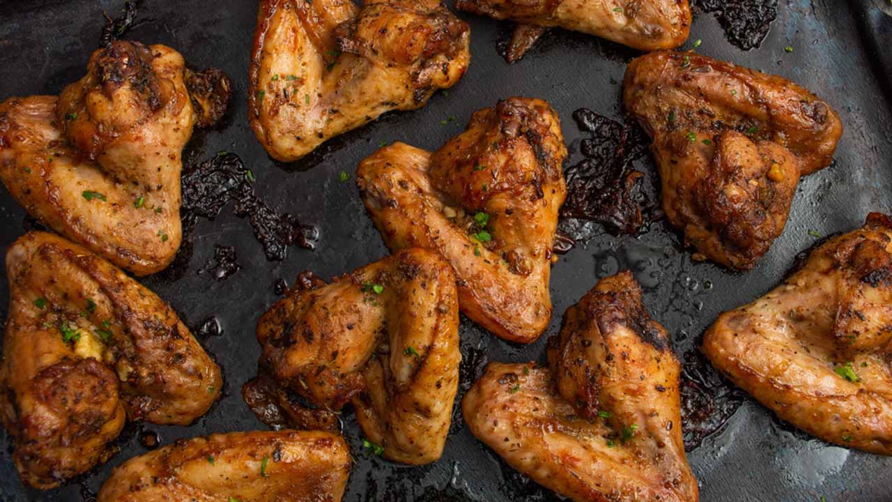 Куриные крылышки в медово-соевом соусе в духовке: хрустящая магия востока