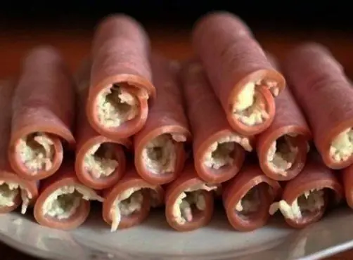 Рулетики из ветчины с сыром и грецкими орехами: идеальная закуска за 20 минут