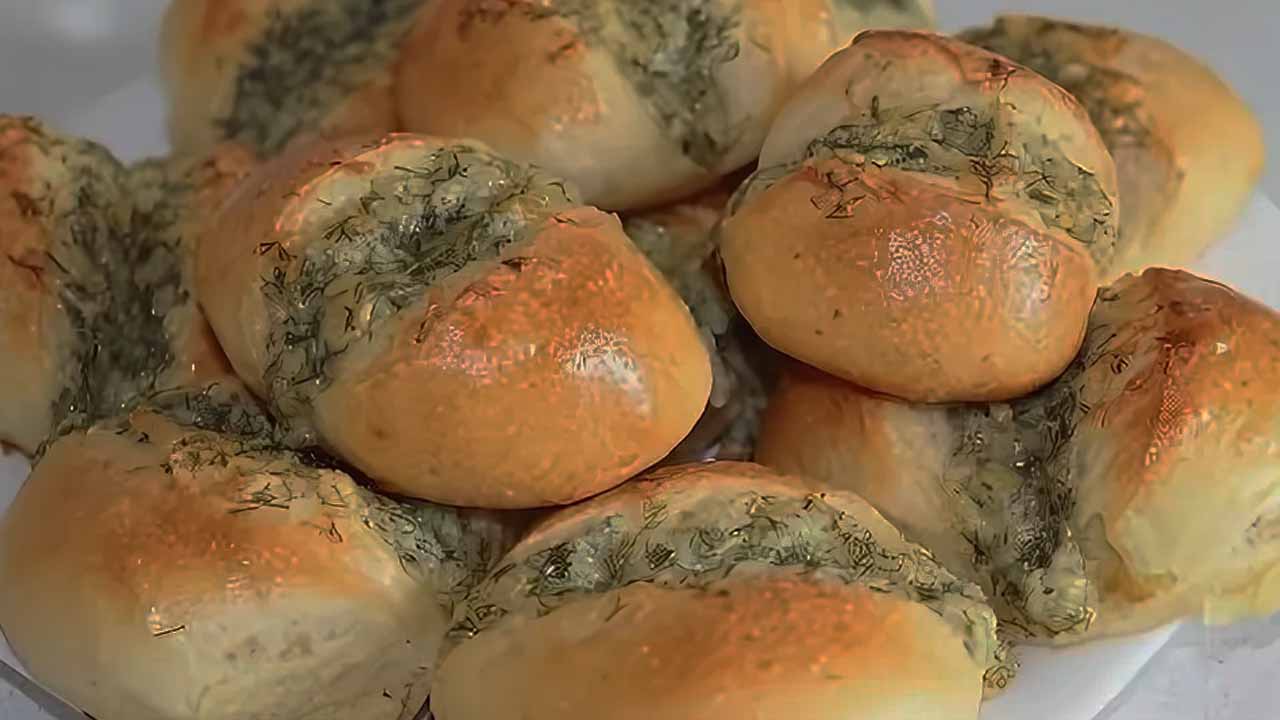 Воздушные булочки с чесноком и сыром, которые затмевают даже пиццу: равнодушным не останется никто