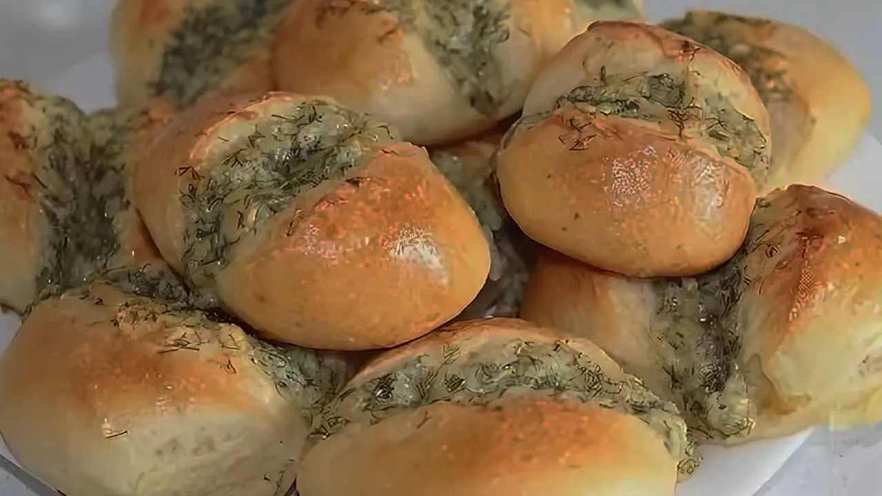Воздушные булочки с чесноком и сыром, которые затмевают даже пиццу: равнодушным не останется никто