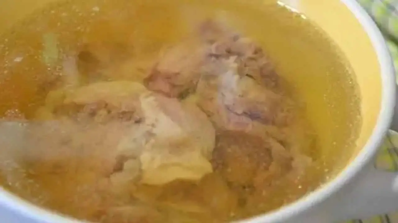 Секрет прозрачного мясного бульона: почему пену с супа нужно снимать всю без остатка