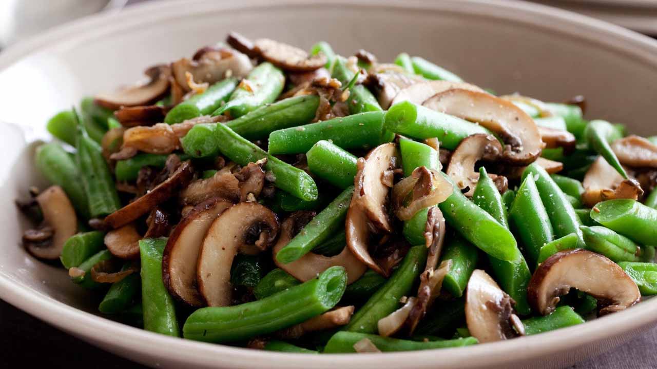 Стручковая фасоль с грибами в остром томатном соусе - вегетарианское блюдо, которое оценят даже мясоеды
