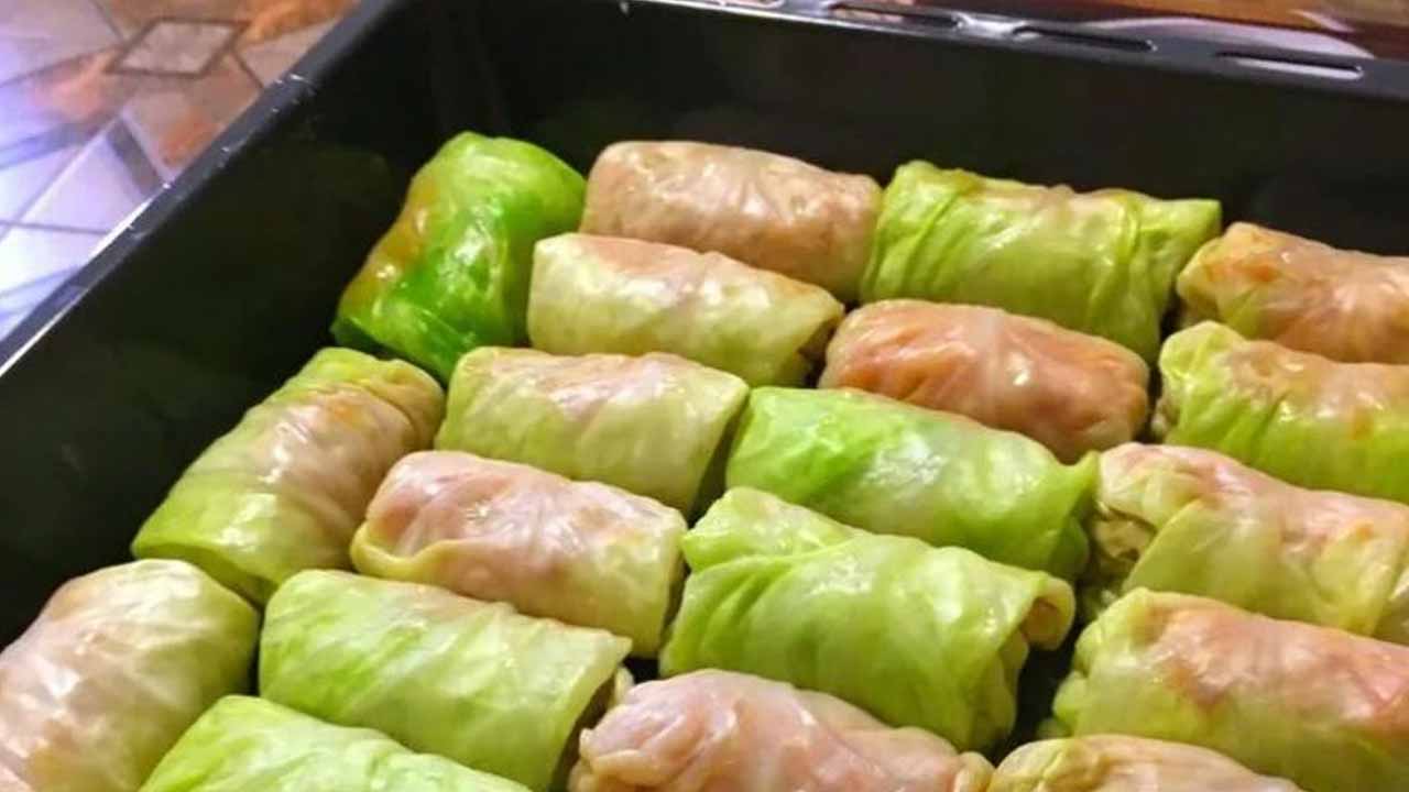 Как приготовить голубцы, чтобы они никогда не разваливались: секрет мягких капустных листьев и сочной начинки
