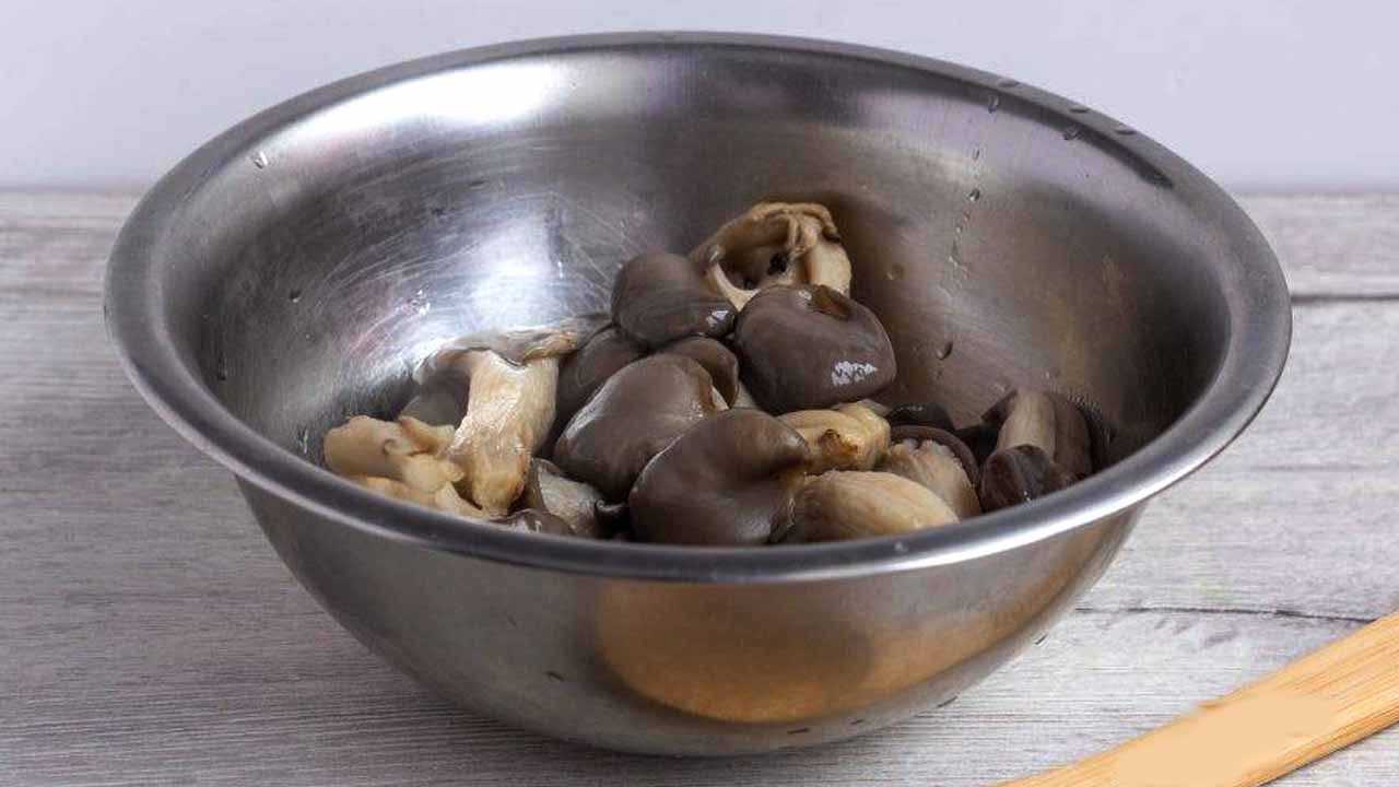 Чтобы грибы хрустели на тарелке, а не плавали, мойте их только так: они будут как с картинки