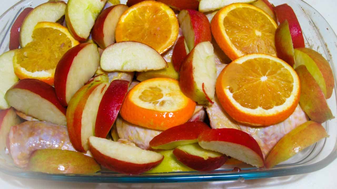 Курица с апельсинами на Новый год-2026: запеченная тушка с хрустящей корочкой и сочным мясом станет главным украшением стола