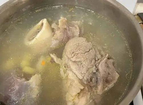 Секрет прозрачного мясного бульона: почему пену с супа нужно снимать всю без остатка