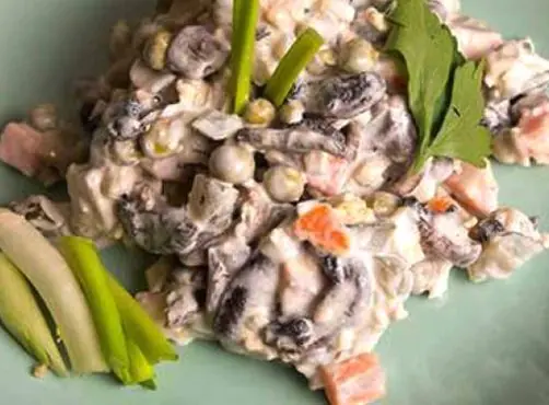 Оливье заиграет новым вкусом: добавьте всего один ингредиент и гости не уйдут пока не съедят этот салат
