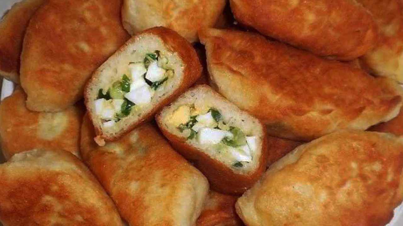 Вкуснейшие жареные пирожки с яйцом и зелёным луком на сковороде: вся семья будет в восторге