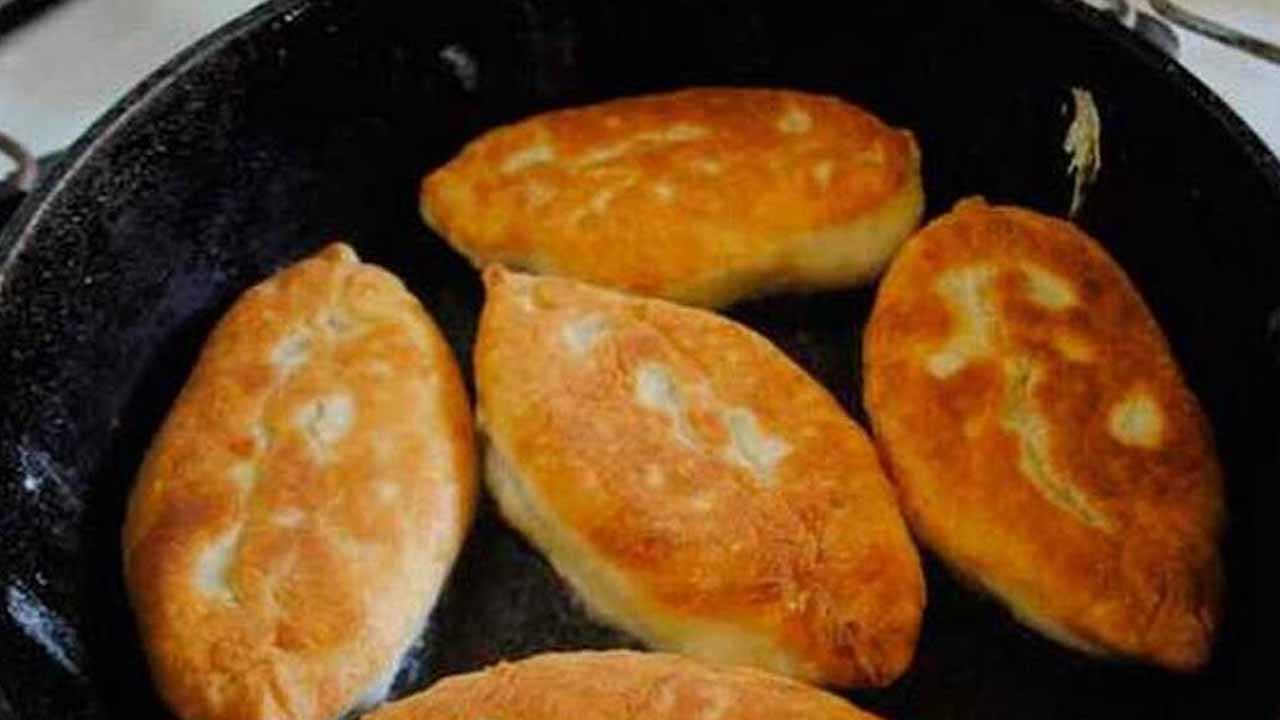 Вкуснейшие жареные пирожки с яйцом и зелёным луком на сковороде: вся семья будет в восторге