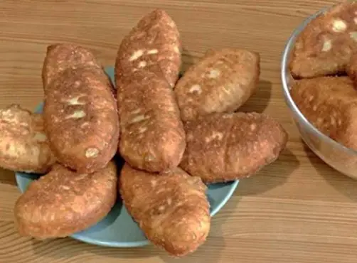 Вкуснейшие жареные пирожки с яйцом и зелёным луком на сковороде: вся семья будет в восторге