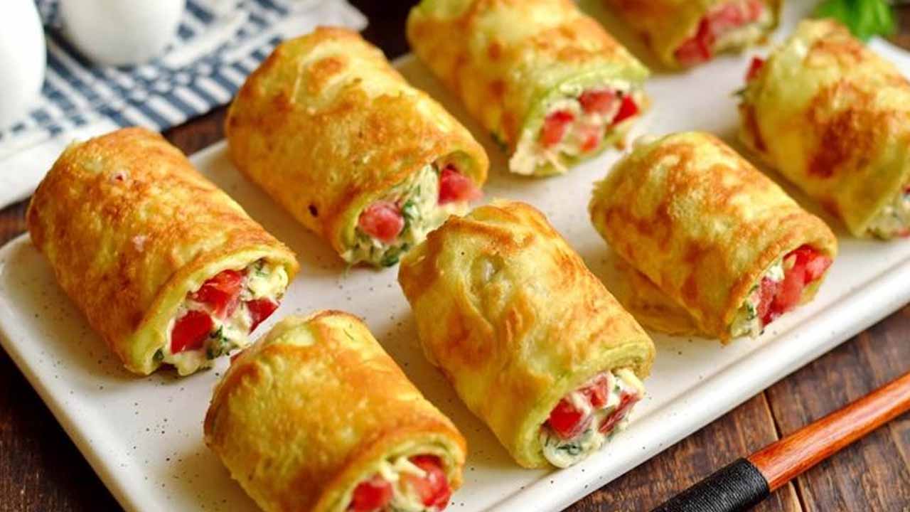 Хрустящие сырные рулетики с брынзой и помидорами на Новый год: легкая закуска за 30 минут