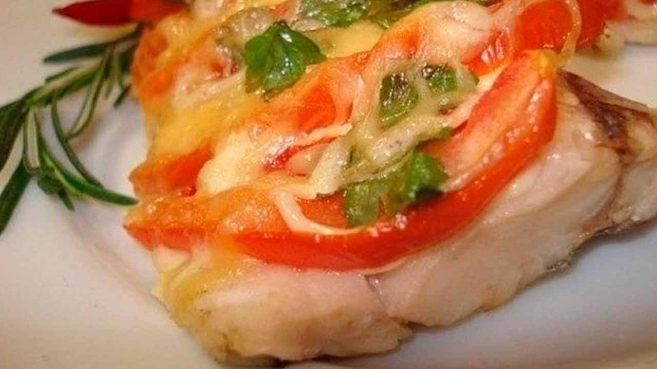 Красная рыба по-французски запеченная в духовке: шикарное горячее блюдо для новогоднего стола