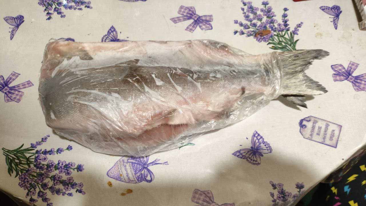 Что произойдет с рыбой, если ее заморозить в пакете с водой: хитрость которая поможет сохранить рыбешку свежей на долгое время