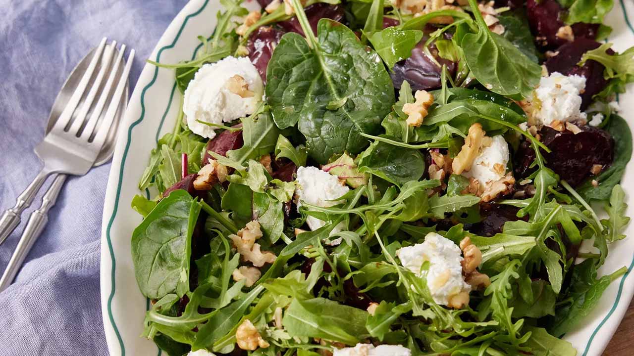 Салат из запеченной свеклы с финиками и козьим сыром «Новогодний каприз»: блюда которому не будет равных на новогоднем столе