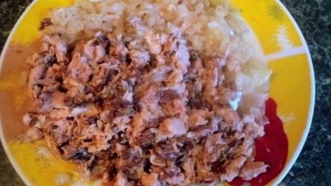 На Новый год готовлю вкуснейший салат «Золотая рыбка»: нежная горбуша с хрустящим лучком станет главным фаворитом стола