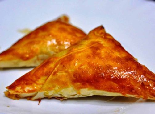 Слоеные треугольники с ветчиной и сыром в духовке: хрустящая закуска за полчаса
