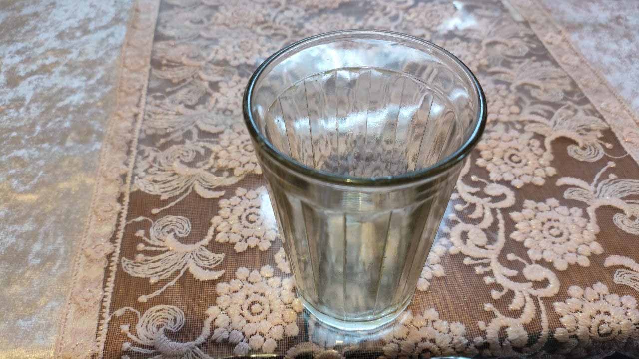 Зачем перед тем, как налить кипяток в стакан нужно опустить ложку: хитрый трюк, о котором многие не знают