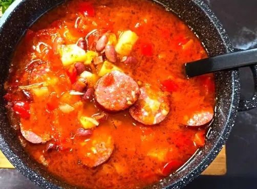 Томатный суп с охотничьими колбасками: на столько вкусный и ароматный, что невозможно оторваться