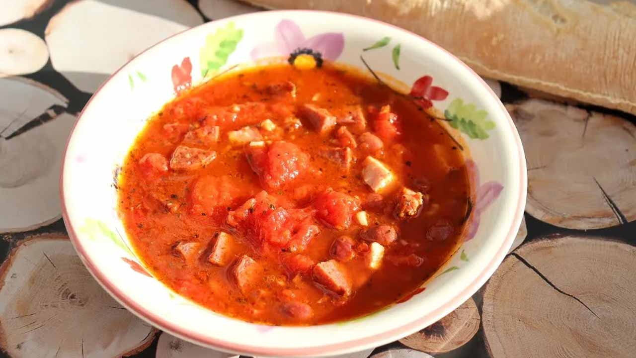 Томатный суп с охотничьими колбасками: на столько вкусный и ароматный, что невозможно оторваться