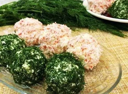 Нужно только смешать крабовые палочки  с сыром и добавить туда каплю майонеза — и гора закуски на Новый год готова