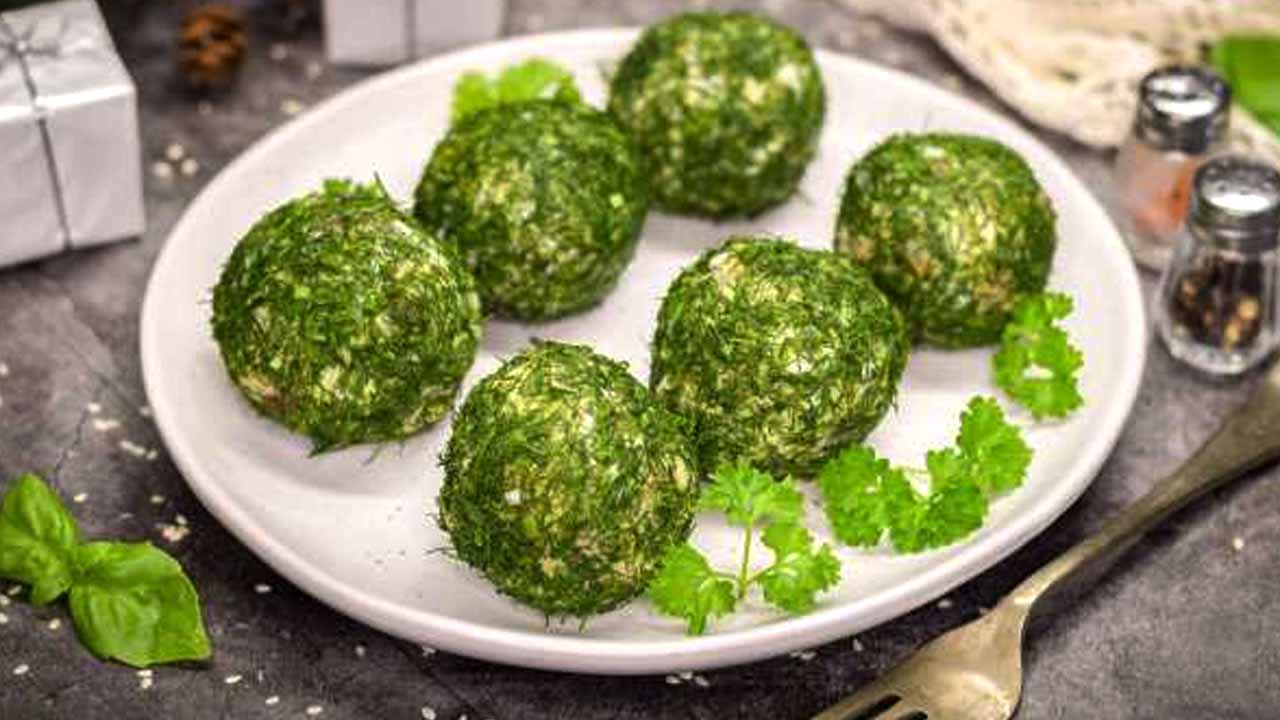 Закусочные шарики с селедкой и сыром на Новый год: блюдо которое закончится до боя курантов