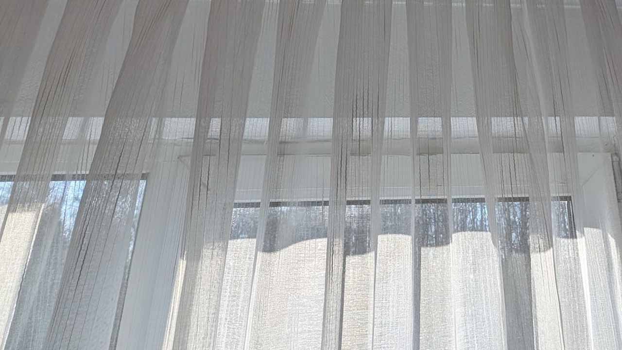 Старая тюль стала сверкать как новая: добавьте в таз этот «эликсир» и достанете ослепительную вуаль