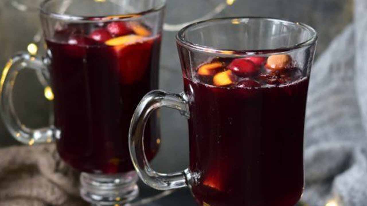 Готовим на Новый год безалкогольный глинтвейн на вишневом соке: зимняя сказка за которой гости будут стоять в очереди