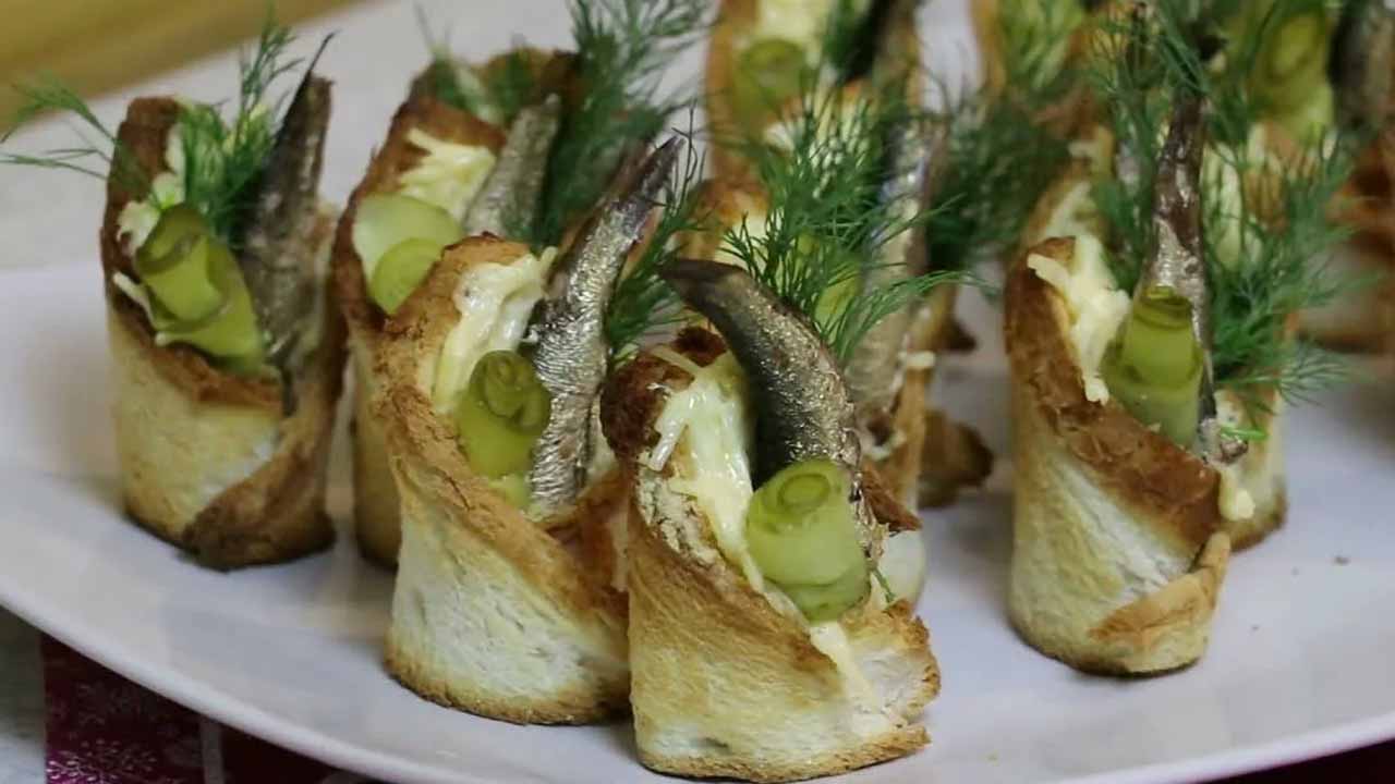 Закуска из шпрот «Синхронное плавание»: эффектная блюдо на новогодний стол, от которого гости будут в восторге