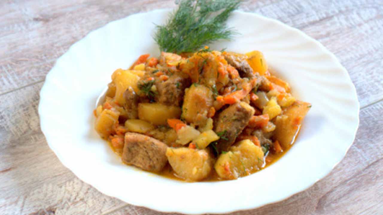 Жаркое по-деревенски: рецепт душистого и сытного блюда для всей семьи
