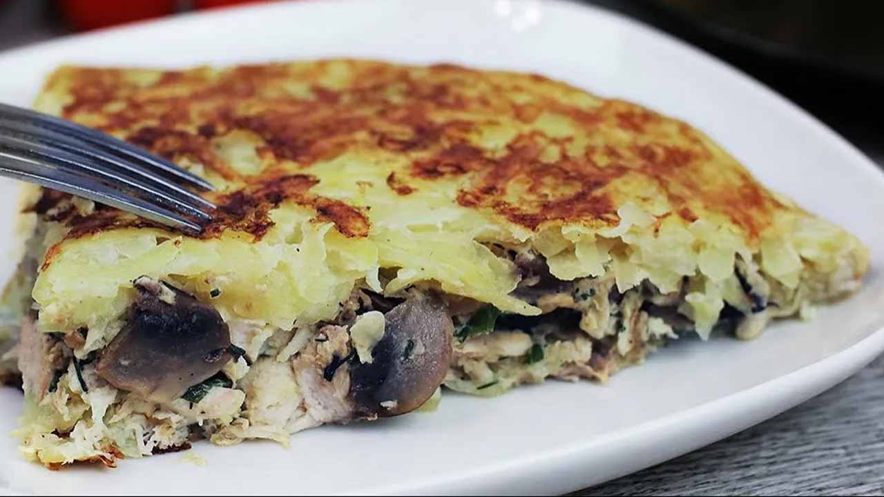 Гигантский картофельный драник с курицей и грибами: сытное блюдо на сковороде как из ресторана