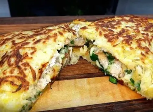 Гигантский картофельный драник с курицей и грибами: сытное блюдо на сковороде как из ресторана