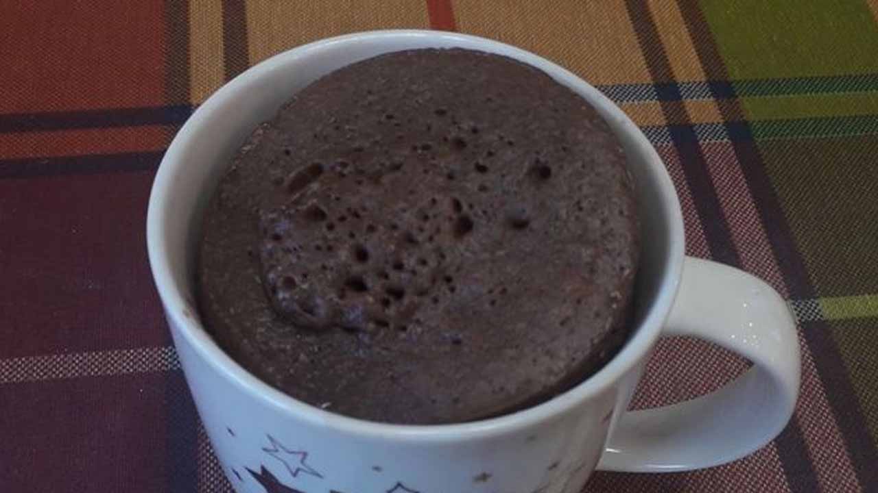 Шоколадный кекс в кружке за 5 минут: сногсшибательный рецепт быстрого завтрака из микроволновки