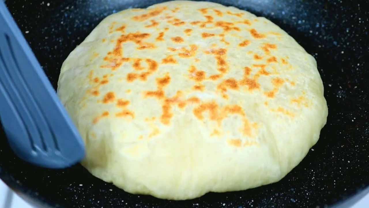 Лепешки с плавленым сыром на сковороде всего за 20 минут: съедаются, не успевая остыть