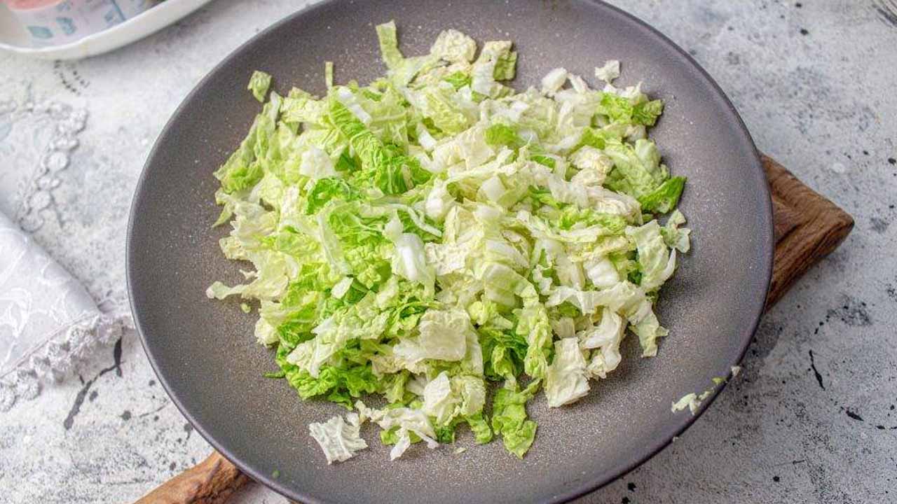 Легкий салат с пекинской капустой, курицей и виноградом: блюдо от которого не поправишься