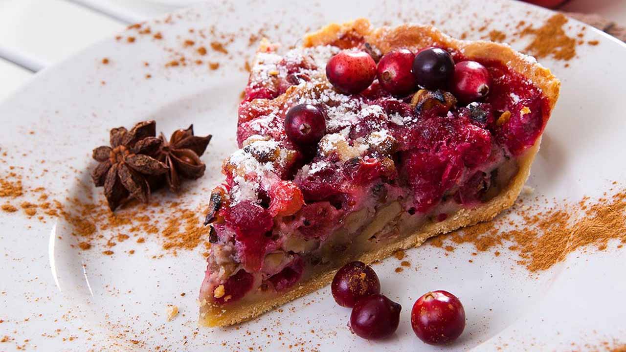 Заливной пирог с клюквой в духовке: ягодная кислинка под воздушными облаками для зимнего стола