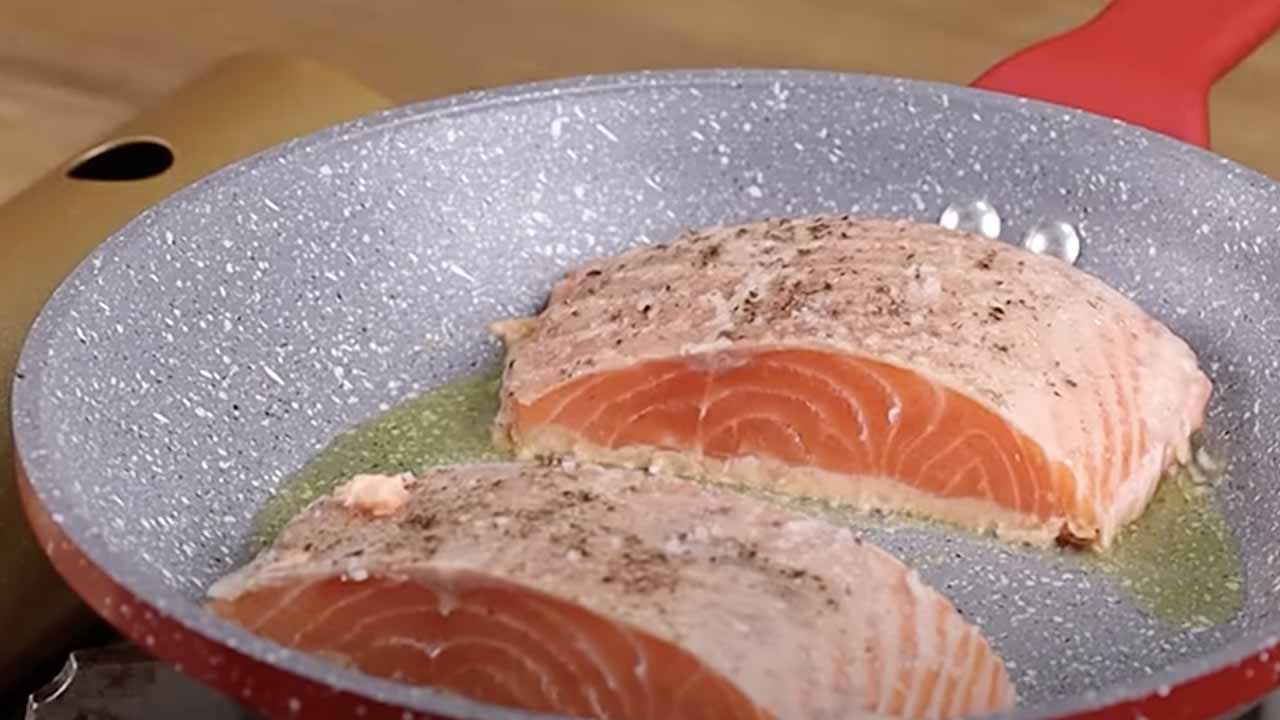 Перед жаркой замачиваю рыбу рассоле на 40 минут: получается хрустящая корочка и вкус как в дорогом ресторане