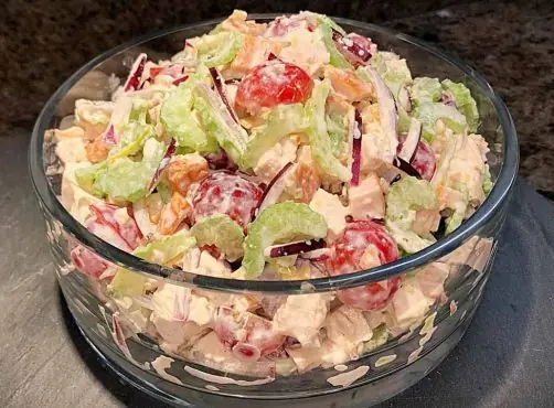Легкий салат с пекинской капустой, курицей и виноградом: блюдо от которого не поправишься