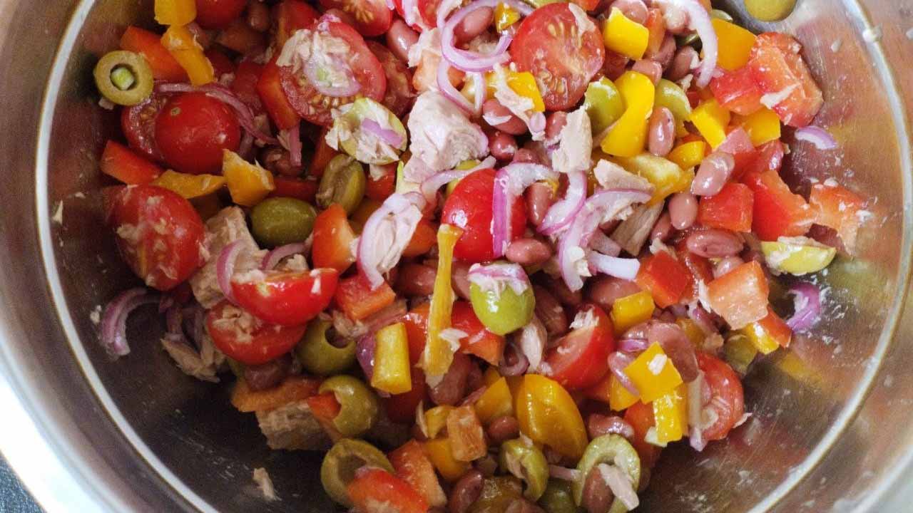 Салат с тунцом и фасолью: итальянская закуска за 10 минут, от которой все гости будут в восторге