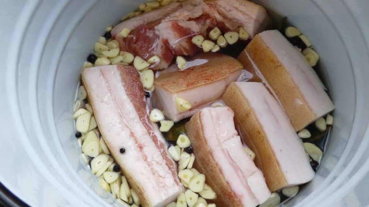 Сало в чесночном маринаде: та самая закуска, которая исчезает со стола первой — и не нужна никакая колбаса