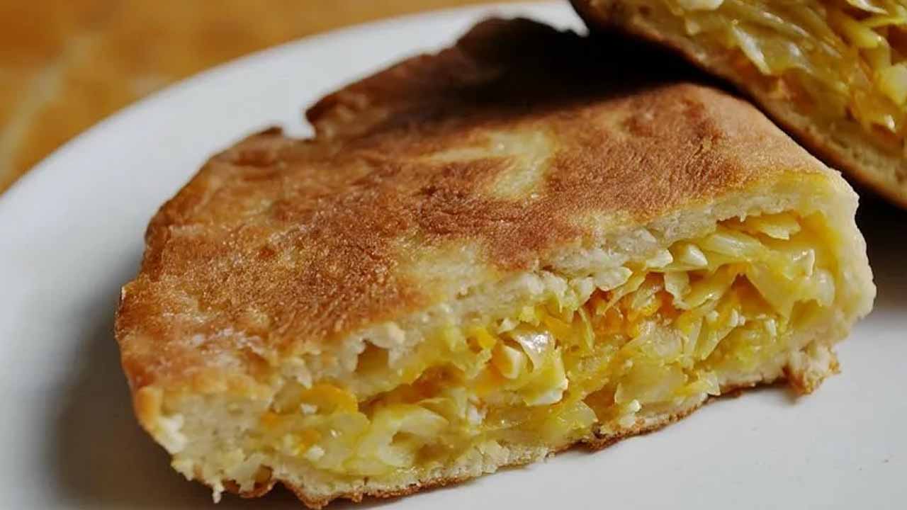 Пикантная шарлотка с квашеной капустой: горячий пирог к любому столу