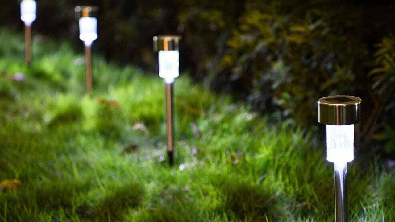 Свет под ногами и над головой: как превратить дачу в ночной сад