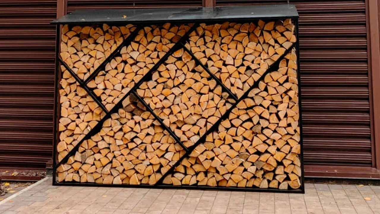 Строим правильный дровяник: как выбрать место и сложить дрова, чтобы они всегда были сухими