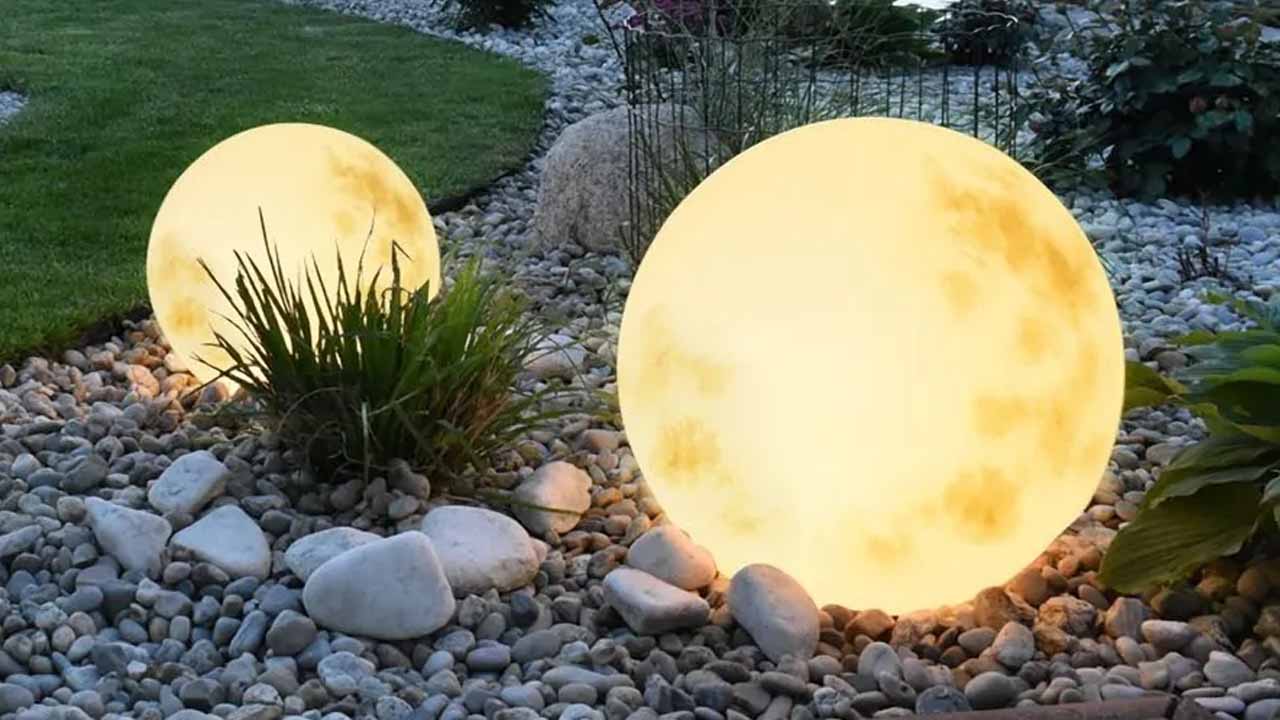 Светильник-камень: простое решение для вечернего сада