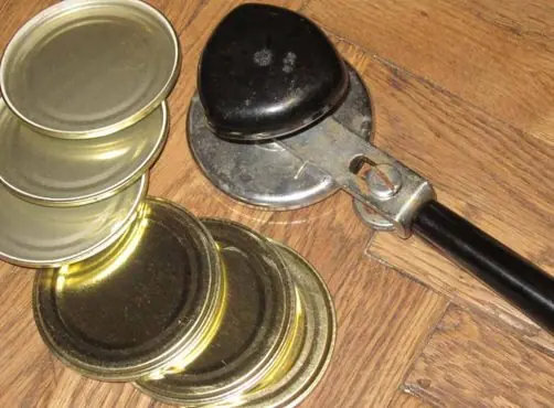 7 полезных идей для дома и дачи из жестяных крышек