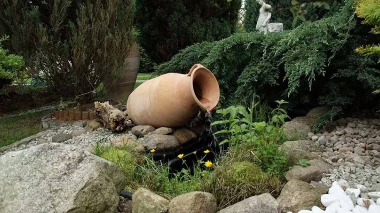 Как сделать цветочный ручей из опрокинутого кувшина
